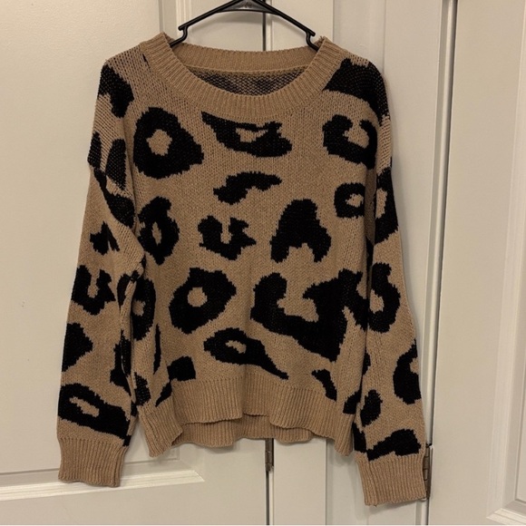 Sweaters - Chic Animal Print Crew Neck Sweater